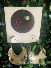 Load image into Gallery viewer, Metal Hoop earrings
