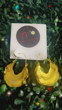 Load and play video in Gallery viewer, Metal Hoop earrings
