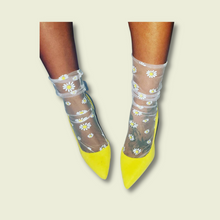 Load image into Gallery viewer, Socks (sheer daisy)
